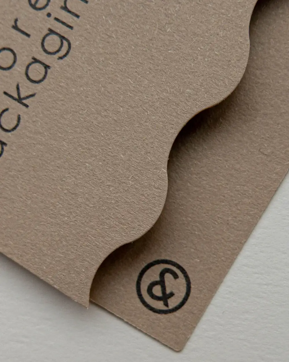 Fustellatura di carta per creare forme personalizzate con estrema precisione, mostrando il risultato finale.