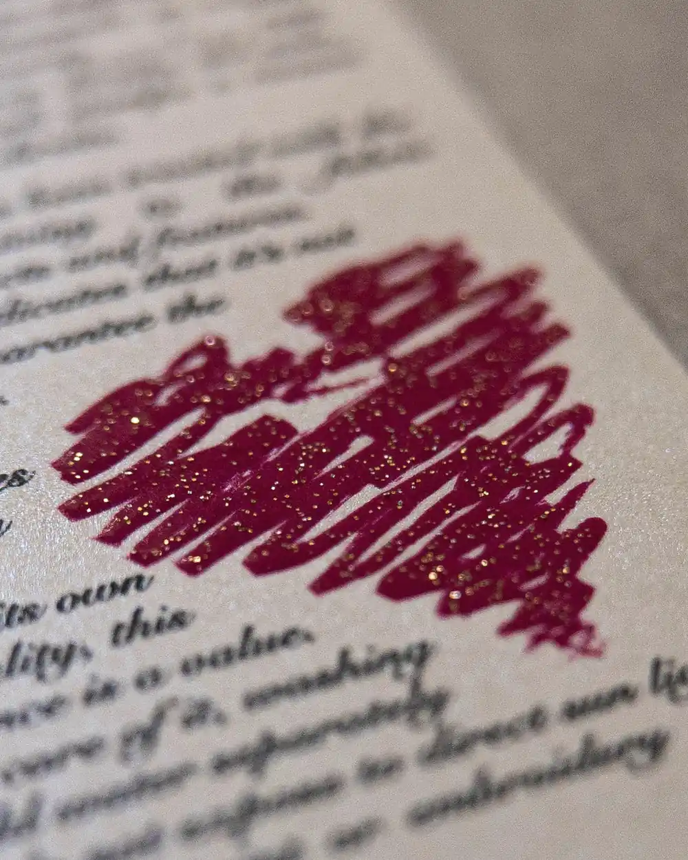 Stampa con inchiostro speciale brillantinato su carta, che conferisce un effetto luminoso e sofisticato.