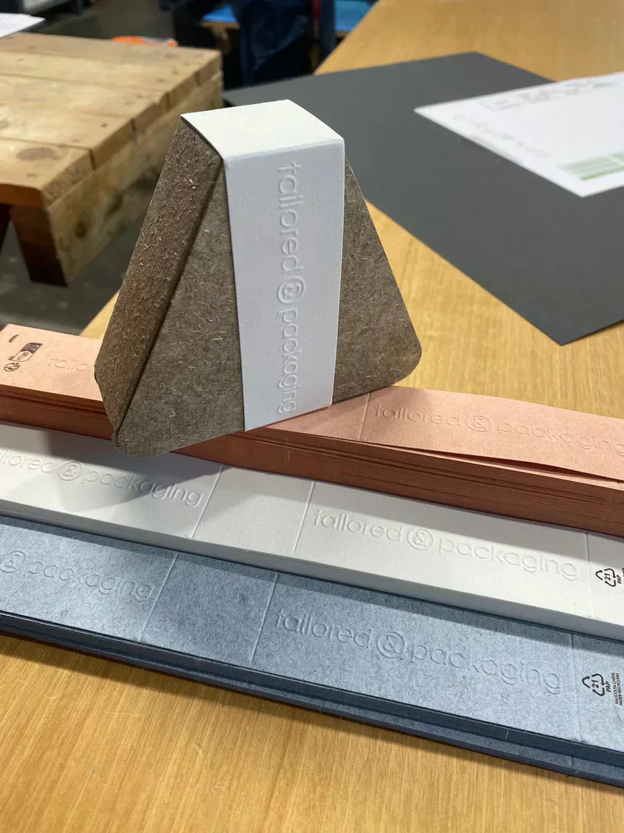 Packaging eco-friendly Hempack con nastri decorativi in diversi colori, perfetto per prodotti di alta qualità.