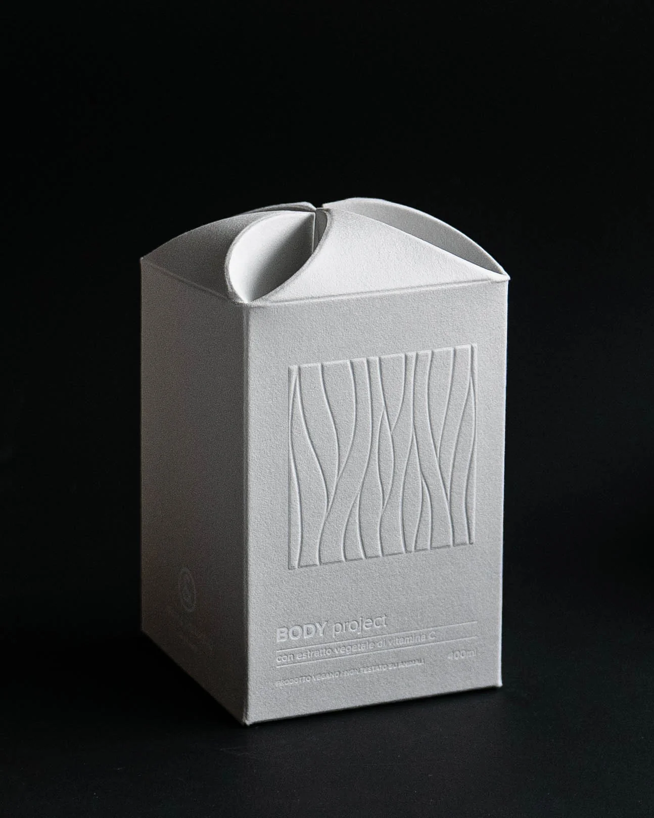 Packaging in scatola rigida elegante e resistente, ideale per prodotti di lusso e articoli delicati.