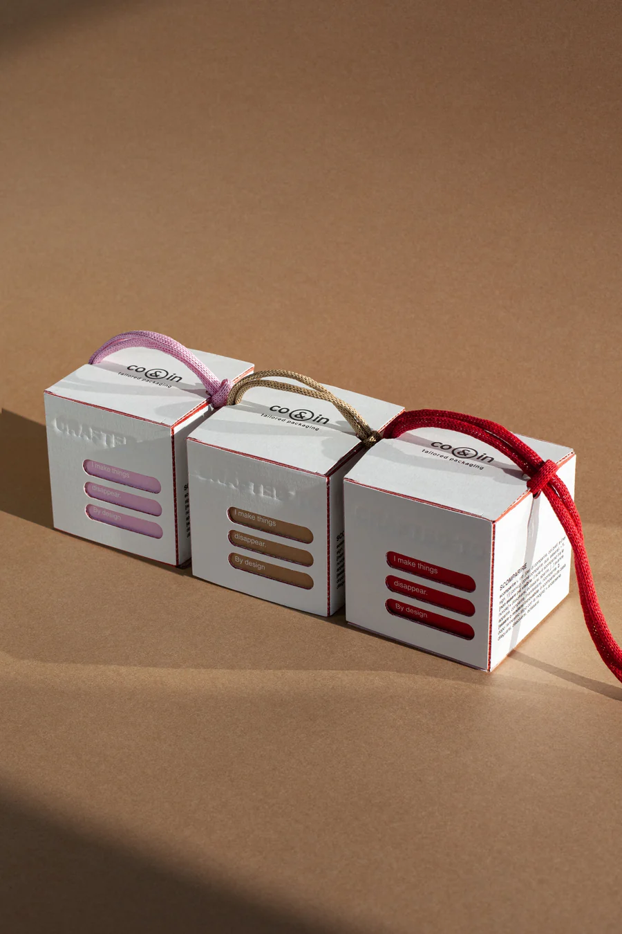 Scatola 'crafted to disappear', realizzata con materiali biodegradabili per un packaging ecologico e responsabile.