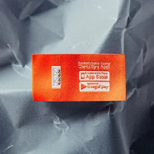 Etichetta arancione con istruzioni per l'autenticazione tramite Certilogo App e loghi App Store e Google Play