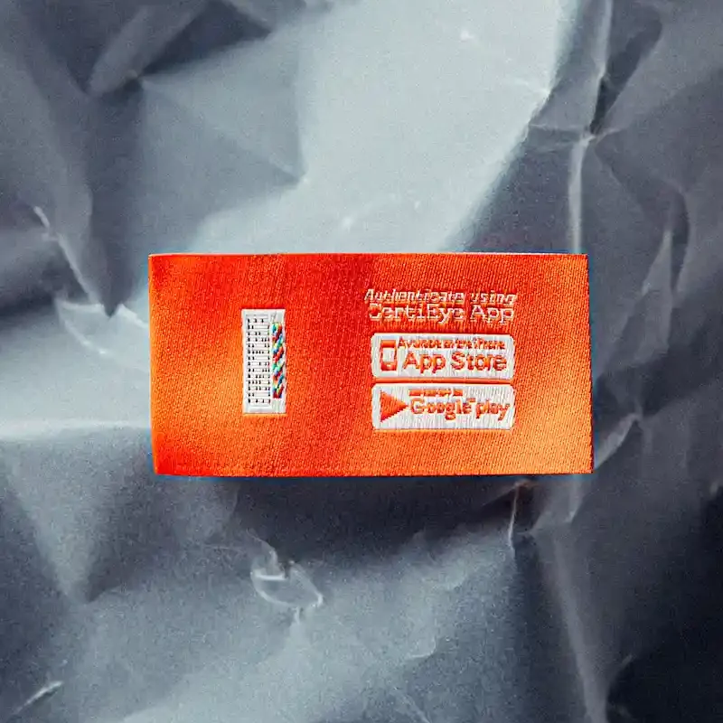 Etichetta arancione con istruzioni per l'autenticazione tramite Certilogo App e loghi App Store e Google Play