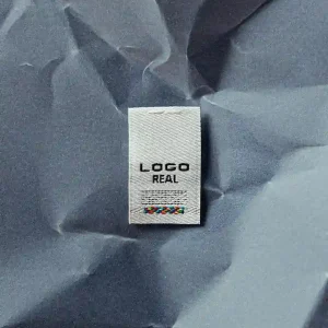 Etichetta tessuta personalizzata bianca con logo nero LOGO REAL prodotta da CO&IN