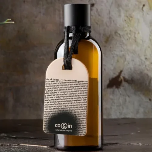Cartellino personalizzato realizzato da CO&IN per packaging cosmetico o alimentare di alta gamma