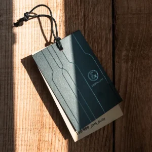 Cartellino nero CO&IN con rilievo a secco e numerazione personalizzata