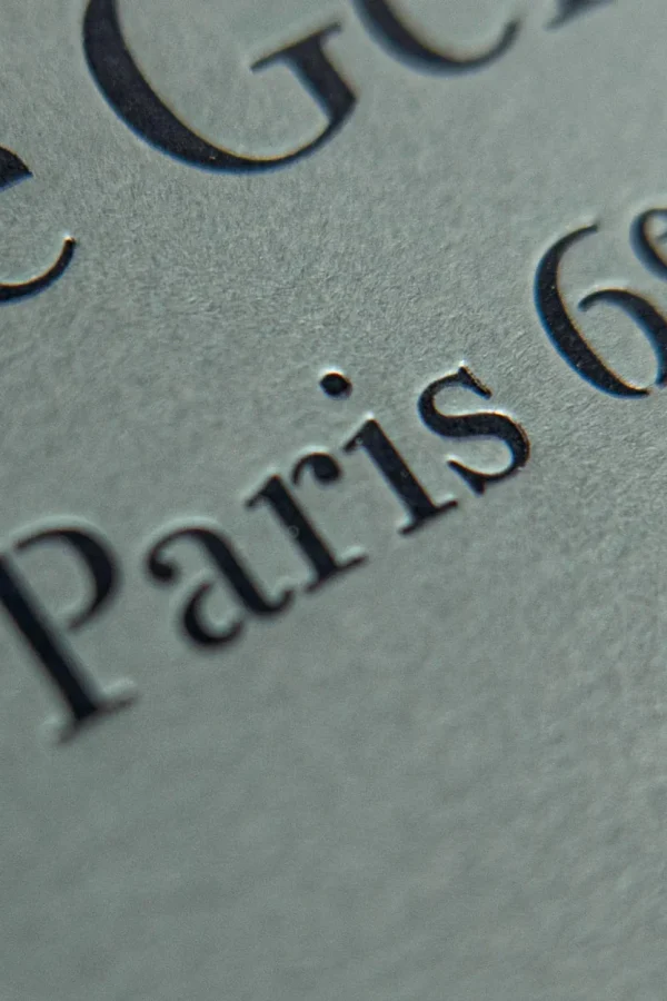 Stampa letterpress su carta pregiata, con effetto tattile che evidenzia i dettagli impressi.