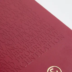 "L'astuccio automontante con fondo lineare rosso vino è la scelta perfetta per una presentazione elegante e moderna.