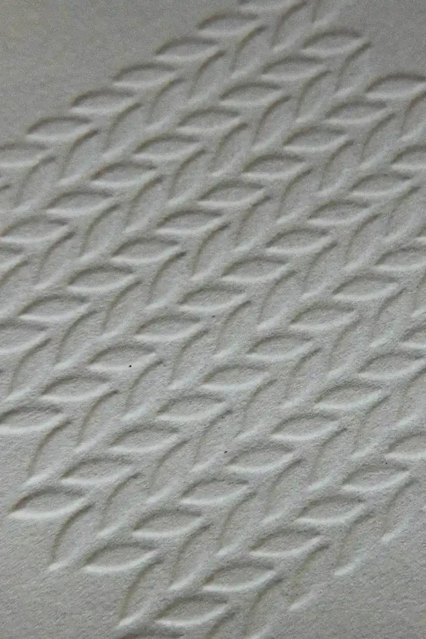 Stampa in bassorilievo su carta e cartone, creando un effetto tridimensionale elegante e raffinato.