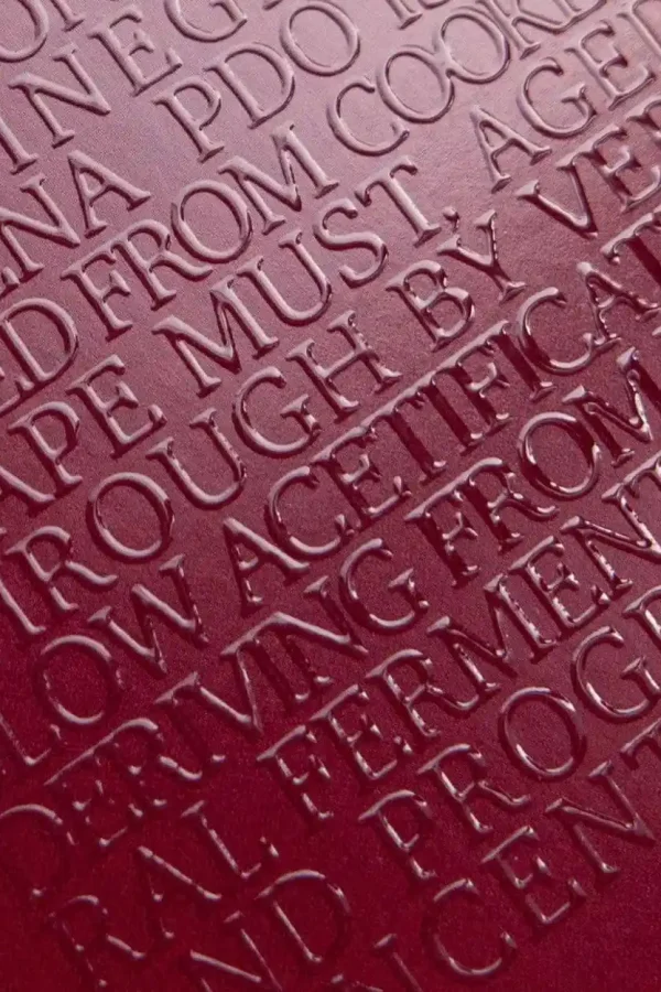 Stampa Braille lucido rilievo su etichette e segnali, ideale per garantire l'accessibilità e la lettura tattile.