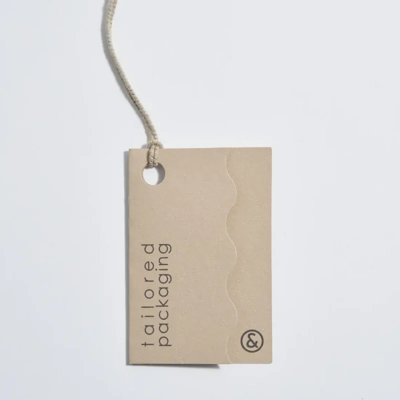 cartellino-a-libretto-sagomato-con-corda-elastica-naturale