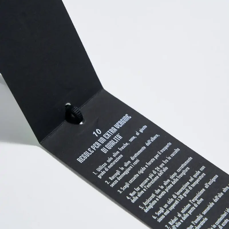 Cartellino a libro infilato a gabbia con cordoncino