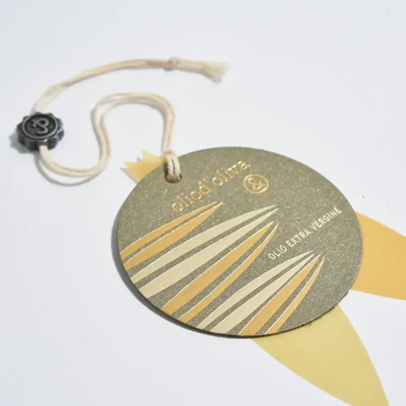 Cartellino assemblato a foglie in pergamena colorate