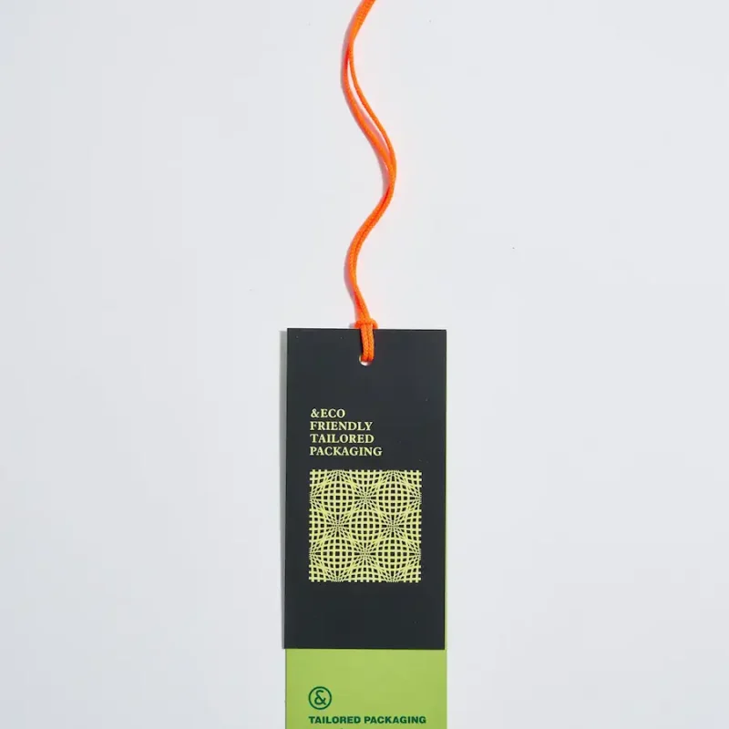 cartellino-assemblato-con-stampa-fluo-digitale