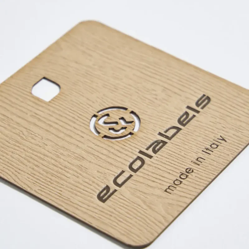 Cartellino effetto legno con taglio laser dettagliato e personalizzabile, ideale per packaging e decorazioni artigianali.
