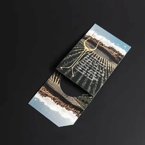 collarino a libretto Coein aperto per vini di pregio, caratterizzato da una stampa fotografica di un vigneto, fustellatura interna e logo a forma di calice in lamina oro lucida