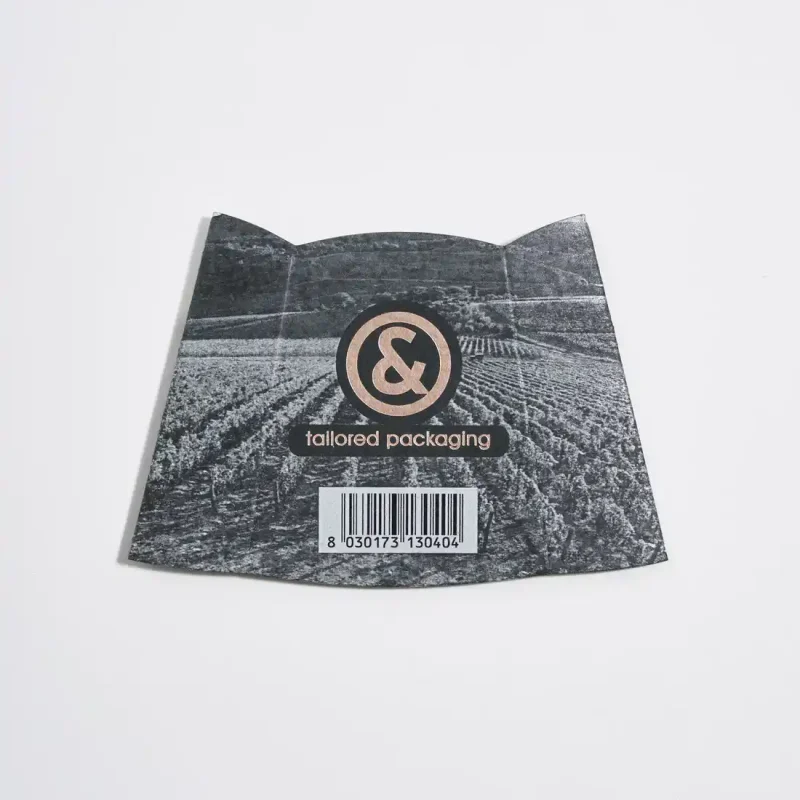 collarino-con-illustrazione-in-bianco-e-nero