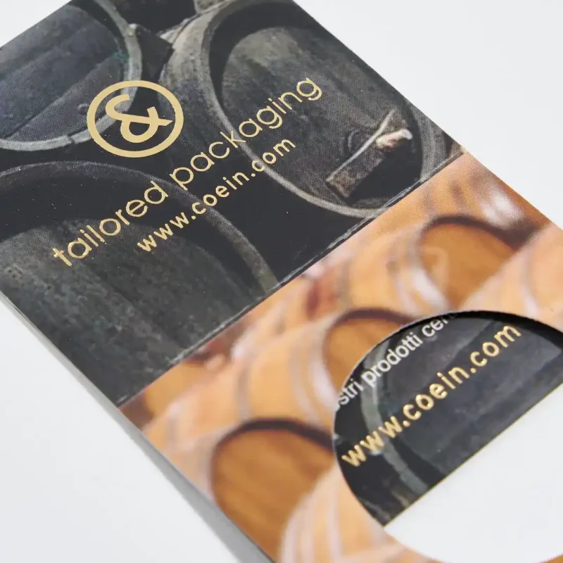 dettaglio-del-collare-per-bottiglia-di-vino-con-illustrazione-stampata