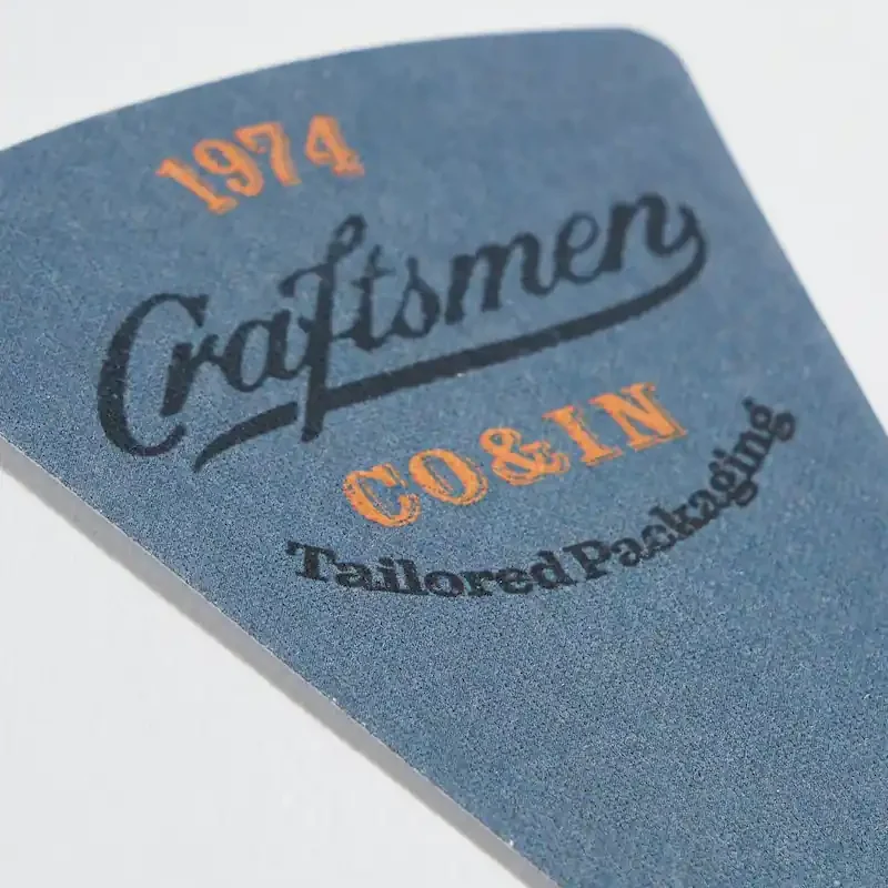 dettaglio-etichetta-a-forma-trinagolare