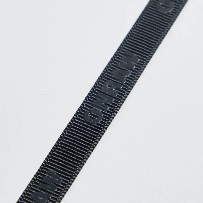 dettaglio-nastro-nero-onraw-a-righe