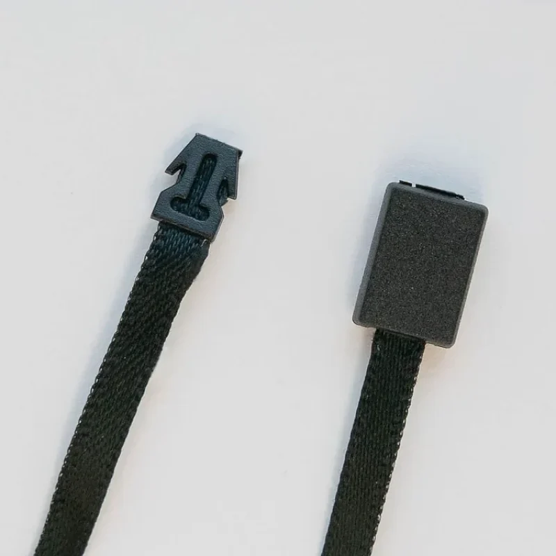 dettaglio-sigillo-nero-in-plastica