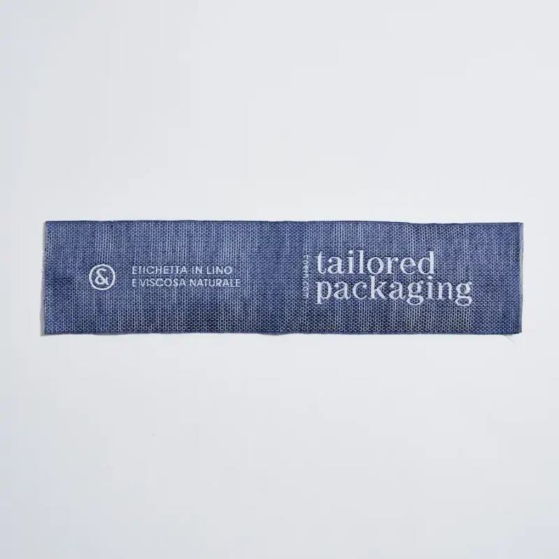 Etichetta a cavallotto con filamenti naturali