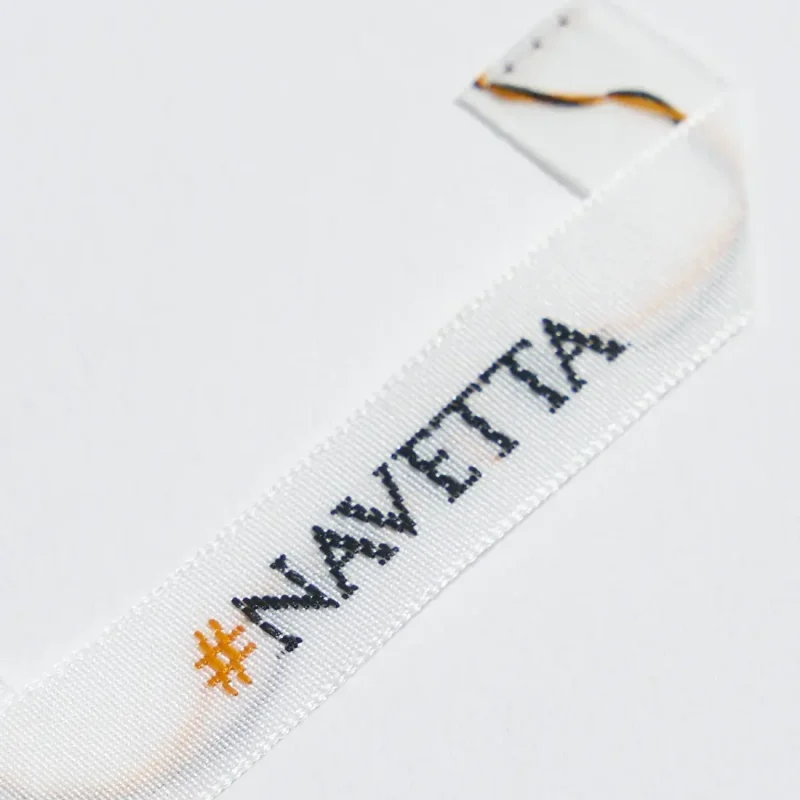 Etichetta a navetta con piega a mitria