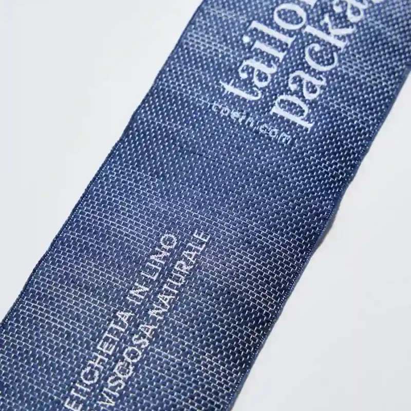 Etichetta con filamenti naturali