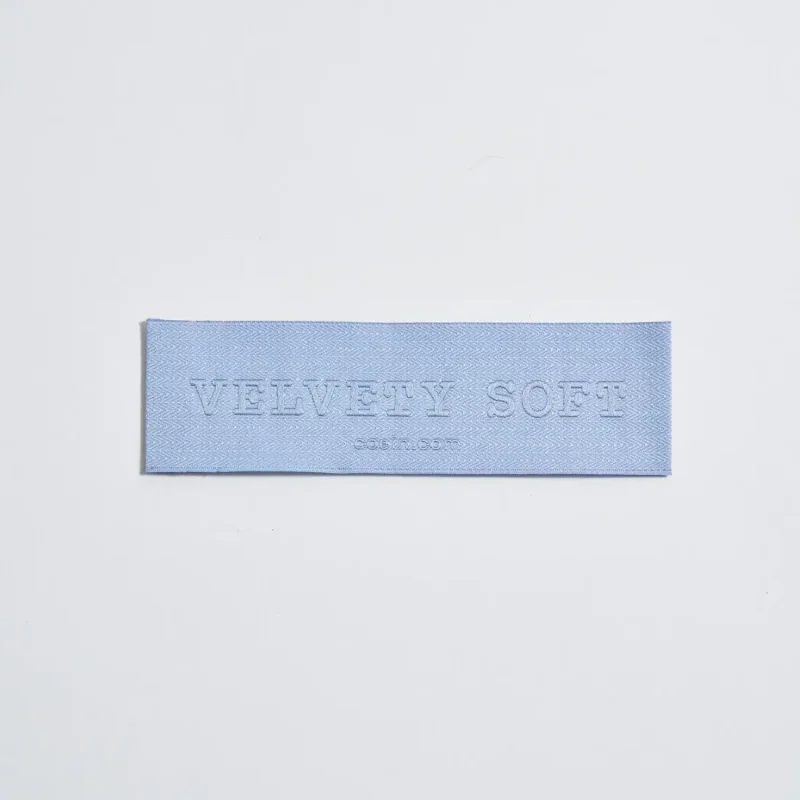 Etichetta con logo effetto rilievo tono su tono