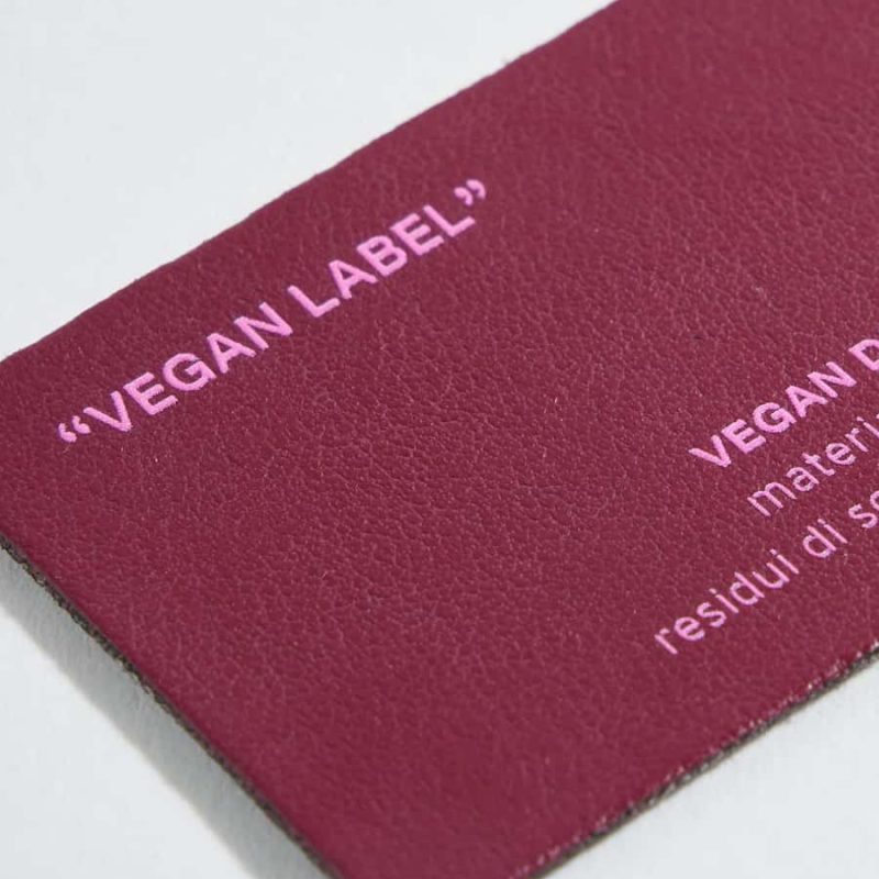 Etichetta retrocinta in finta pelle derivata dagli scarti di industria mele