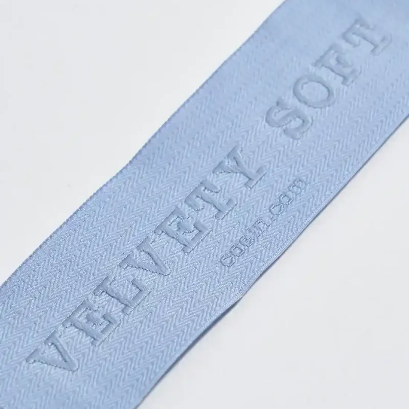 Etichetta tessuta con fondo lavorato