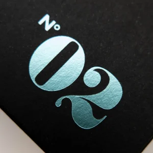 Stampa a foil a caldo su carta, con pellicola metallica che crea un effetto lussuoso e sofisticato.