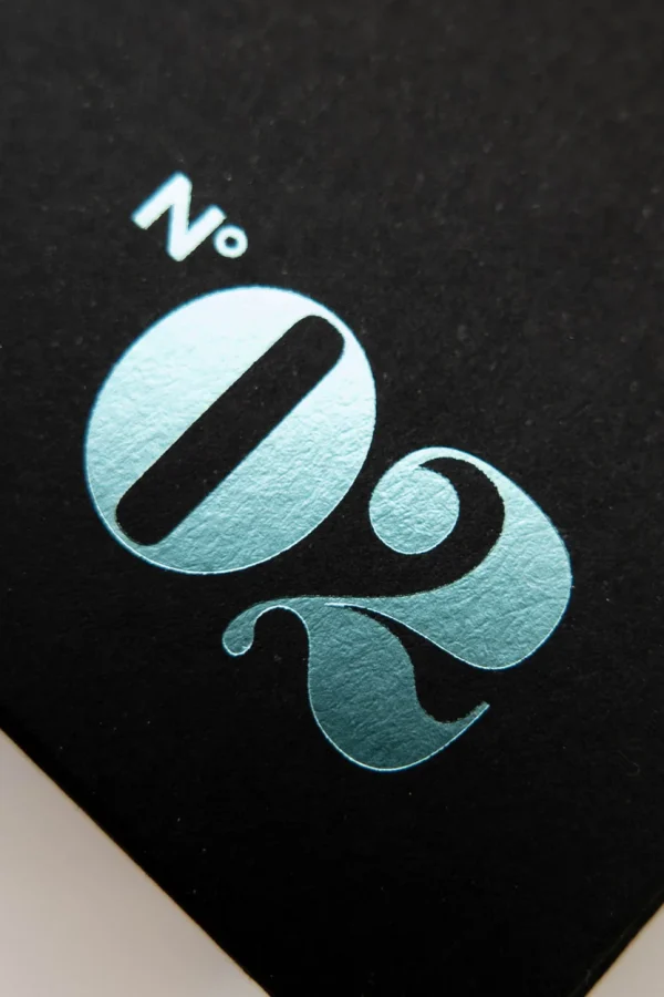 Stampa a foil a caldo su carta, con pellicola metallica che crea un effetto lussuoso e sofisticato.