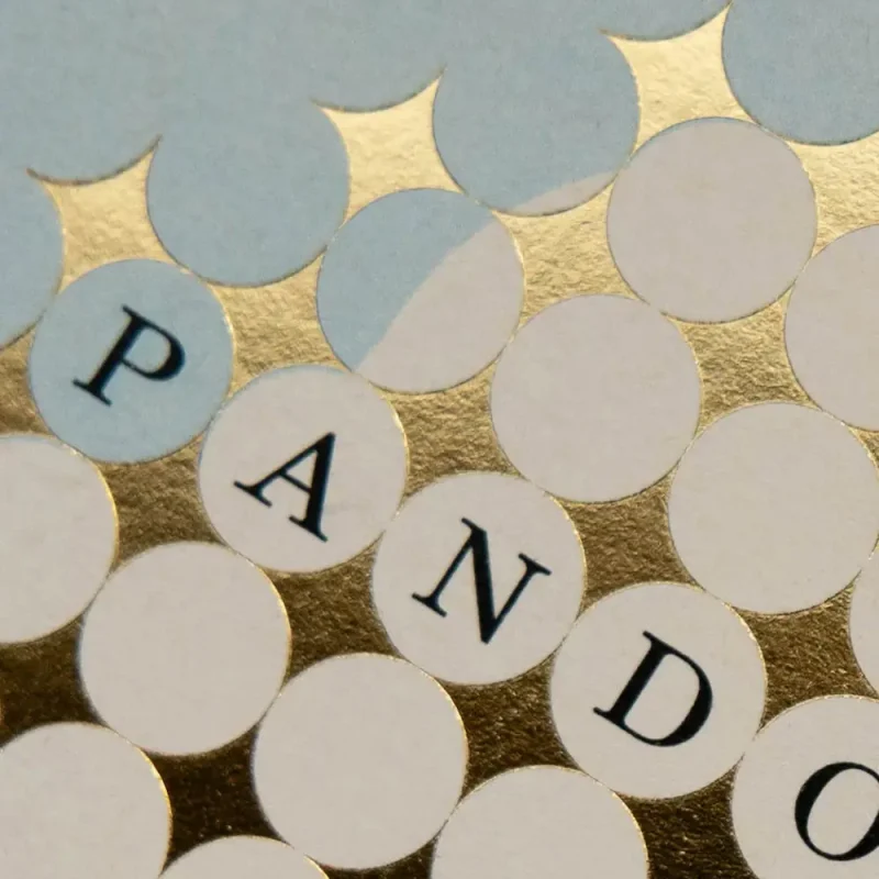 Dettaglio di foil a caldo riciclabile su etichetta, che unisce lusso e attenzione all’ambiente.