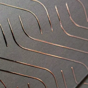Stampa foil a freddo con dettagli metallici per un effetto elegante e raffinato su carta e cartone.