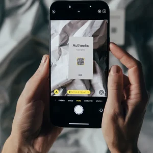 Packaging intelligente CO&IN con QR code, NFC e RFID integrati per tracciabilità, anticontraffazione e interazione digitale su carta nobilitata.