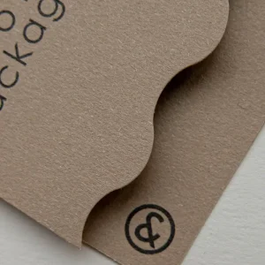 Fustellatura di carta per creare forme personalizzate con estrema precisione, mostrando il risultato finale.