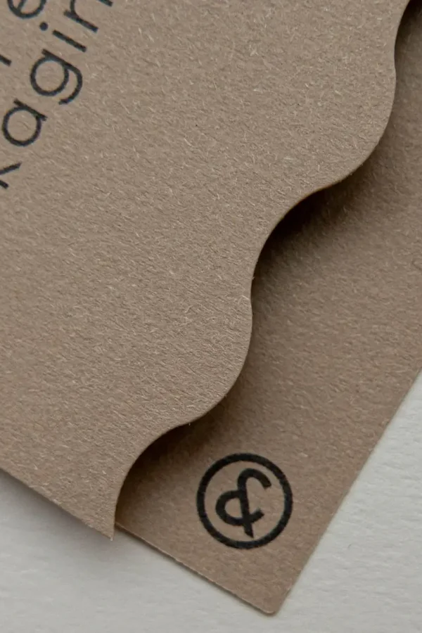 Fustellatura di carta per creare forme personalizzate con estrema precisione, mostrando il risultato finale.