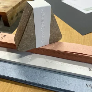 Packaging eco-friendly Hempack con nastri decorativi in diversi colori, perfetto per prodotti di alta qualità.