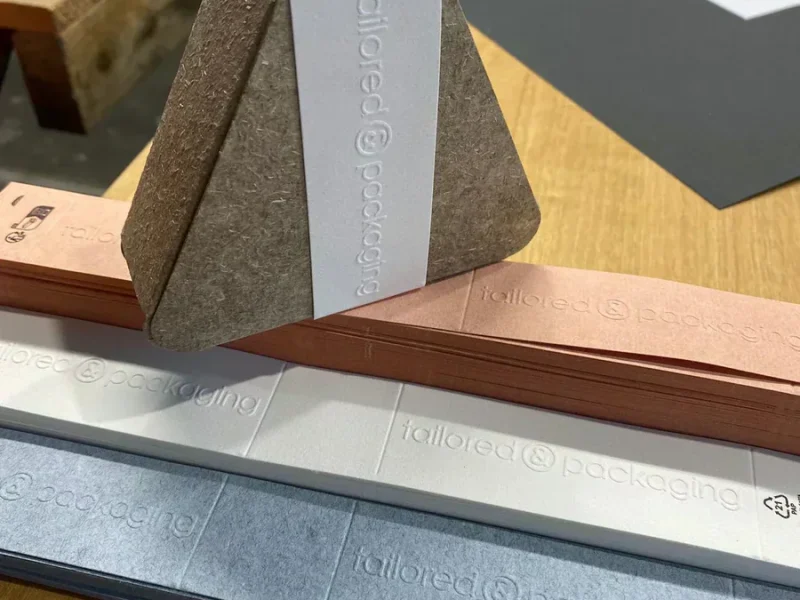 Packaging eco-friendly Hempack con nastri decorativi in diversi colori, perfetto per prodotti di alta qualità.