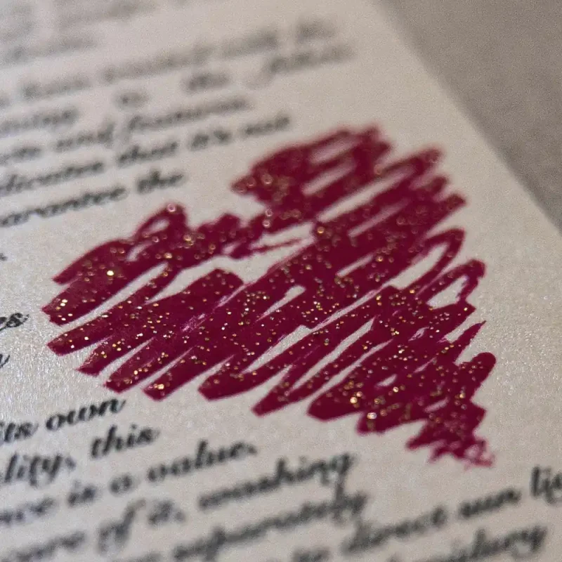 Stampa con inchiostro speciale brillantinato su carta, che conferisce un effetto luminoso e sofisticato.