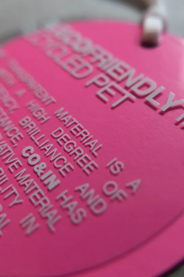 Stampa con inchiostro UV lucido spessorato su materiale, che evidenzia l'effetto tridimensionale e la lucentezza.