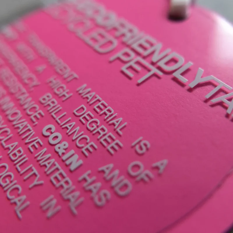 Stampa con inchiostro UV lucido spessorato su materiale, che evidenzia l'effetto tridimensionale e la lucentezza.