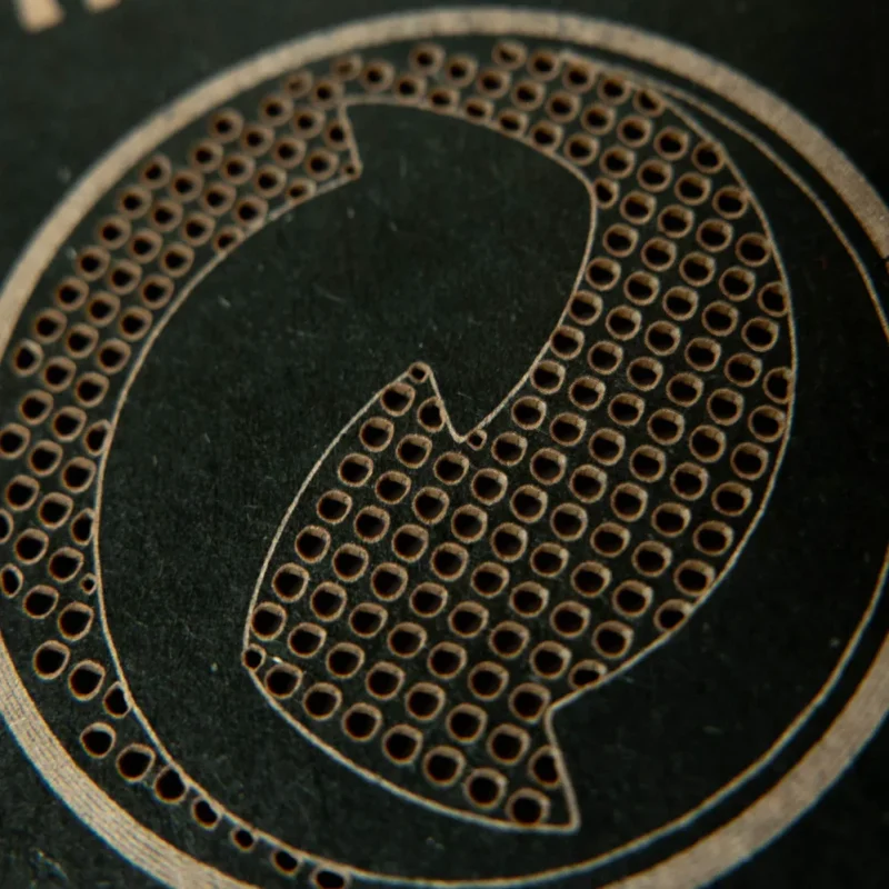 Processo di stampa laser che evidenzia la precisione e la qualità superiore dei dettagli.