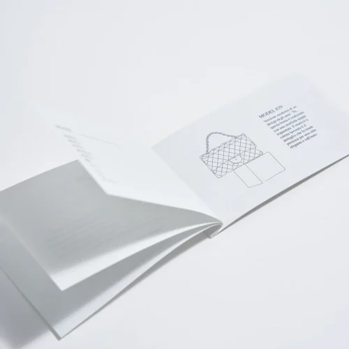 Libretto rilegato a punto colla in automatico, rilegatura precisa e rapida per materiali stampati.