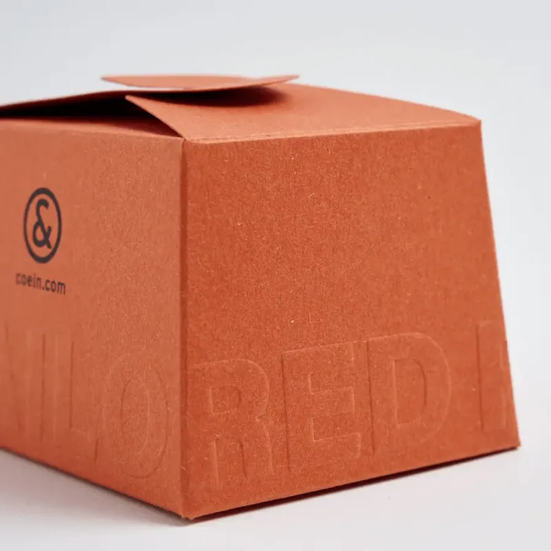 mini-astuccio-arancione-con-rilievo-sul-fianco