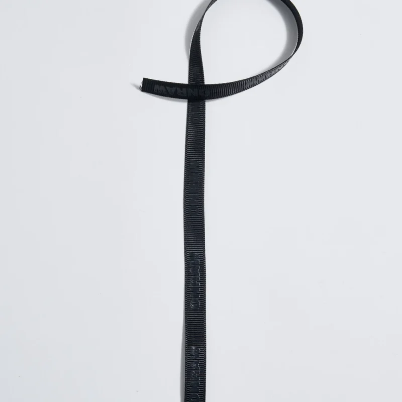 Nastro grosgrain nero con stampa serigrafata, personalizzazione elegante per confezioni regalo e accessori.