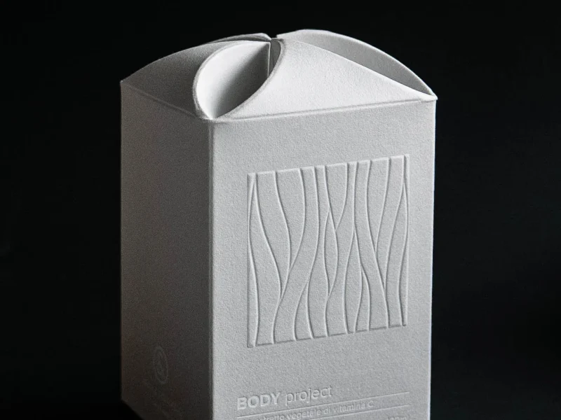 Packaging in scatola rigida elegante e resistente, ideale per prodotti di lusso e articoli delicati.