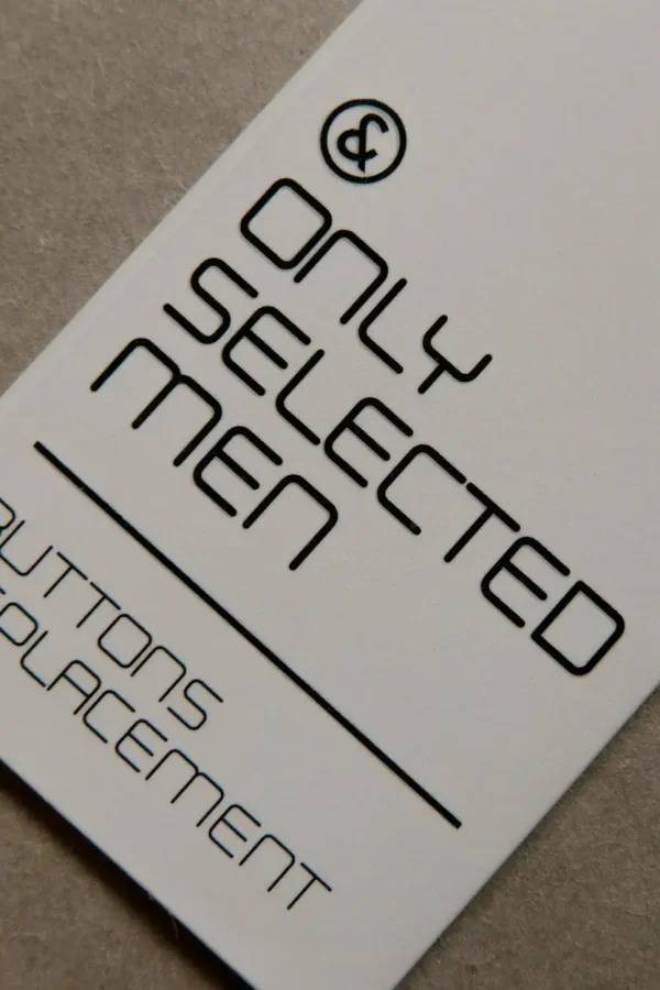 Plastificazione soft-touch su materiali stampati, con finitura vellutata e resistente, perfetta per biglietti da visita e brochure.