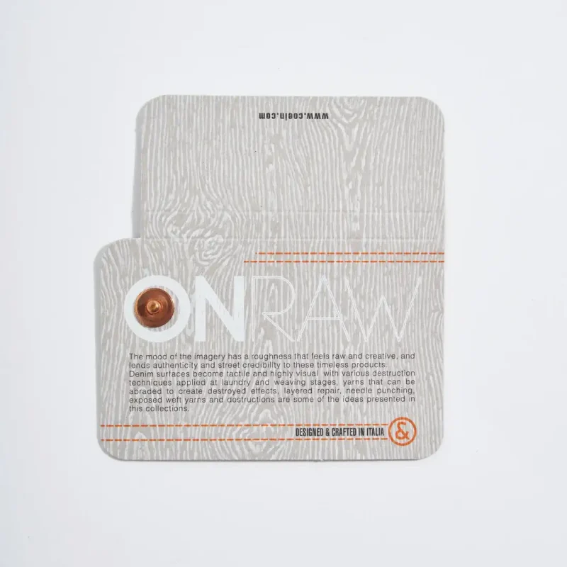 Retrotasca stampato su carta con effetto legno, design elegante e naturale per accessori leggeri e resistenti.